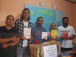 Berbagi cerita tentang keadaan sekolah, masyarakat, serta budaya baca di Desa Ilath, Kecamatan Batabual, Kabupaten Buru bersama Iksan Rumaru dan teman-teman