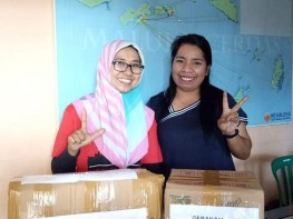 Pemberian Buku Untuk Anak-anak di Desa Hai, kecamatan Taliabu, Maluku Utara